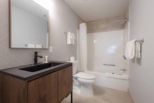 韦斯特伯鲁韦斯特伯勒旅舍的一间带水槽和卫生间的浴室