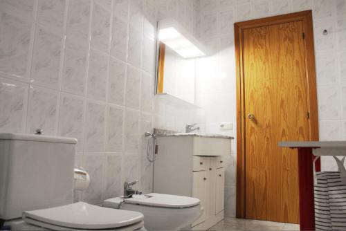 巴塞罗那Vacaciones en maresme casa para 7 personas的白色的浴室设有卫生间和水槽。