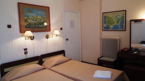 雅典米拉马雷酒店的酒店客房,配有床和镜子