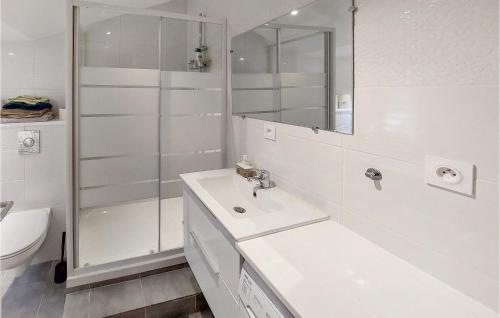 Saint-PaimboeufStunning Apartment In Paimboeuf With Kitchen的白色的浴室设有水槽和淋浴。