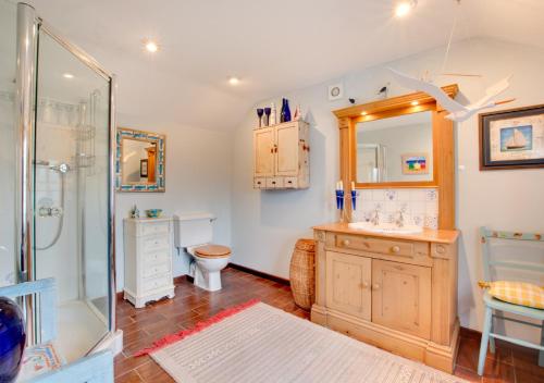 PoringlandOld Post Office Cottage的带淋浴、盥洗盆和卫生间的浴室