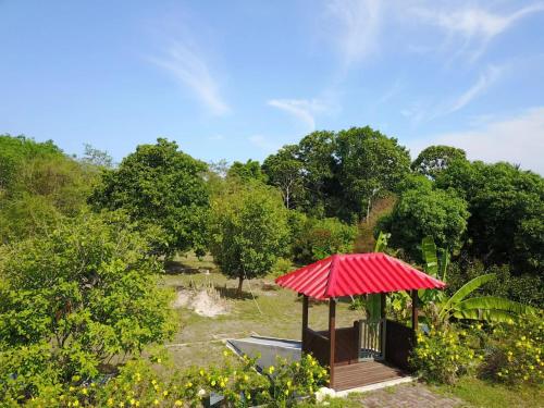 温泉村My Excel Garden Mini Glass Villa with Forest View的公园里一个带红色屋顶的凉亭