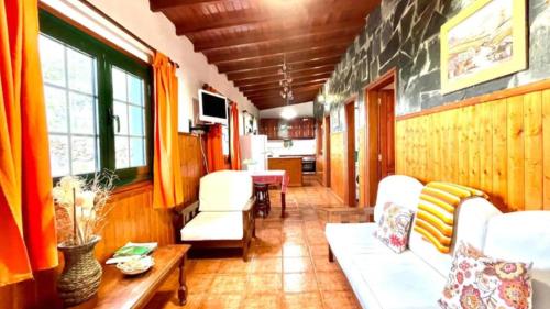 埃尔米瓜Casa Rural Ondina的客厅配有沙发、椅子和桌子
