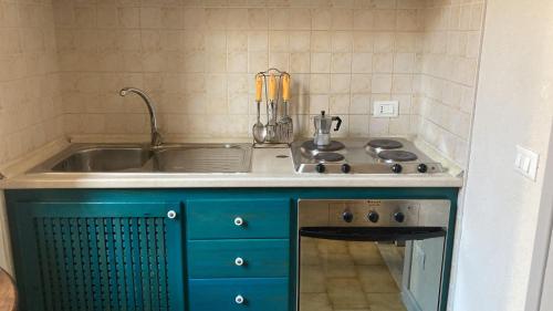 特拉帕尼拉马坦萨酒店的厨房配有水槽和炉灶