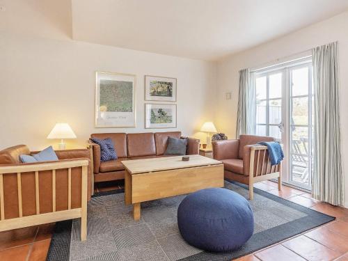 布拉万德6 person holiday home in Bl vand的客厅配有沙发和桌子