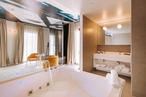 加利波利Biancodonda Lifestyle Hotel & SPA的客房内的浴室设有大浴缸