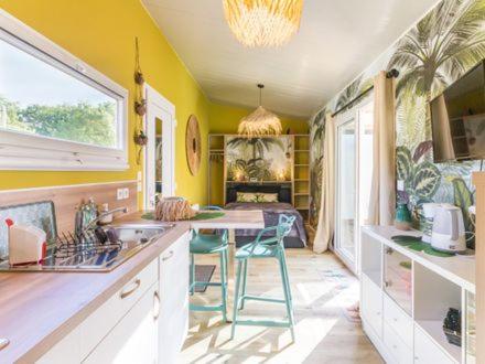 Saint-Aignan-Grand-LieuCopacabana TINY HOUSE studio terrasse jardin的厨房设有黄色的墙壁和桌椅