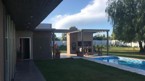 圣拉斐尔Maynumbí的一个带游泳池和凉亭的房子