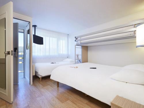沙斯讷伊未来世界普瑞米尔经典酒店客房内的一张或多张床位
