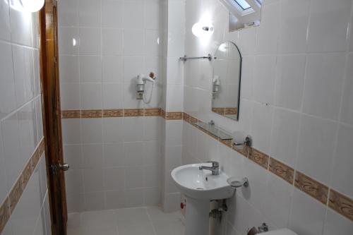 BeldibiHotel Gold Stone的白色的浴室设有水槽和镜子