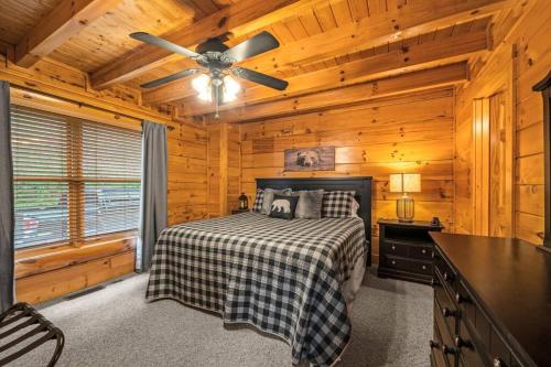赛维尔维尔2-Bedroom Cabin with 2 Master Suites, Loft, Half-Bath and hot tub in a Serene Resort Setting的一间卧室配有一张床和吊扇