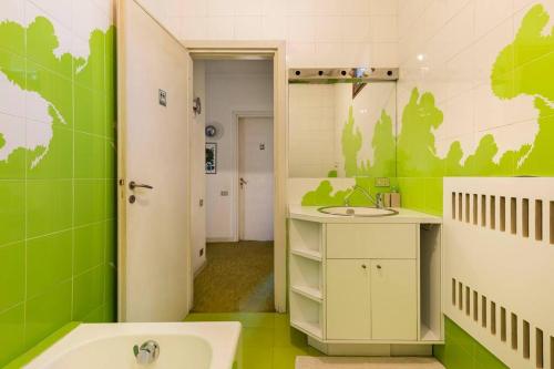 MomperoneOasi di Mastarone - Il vino e le Rose的绿色浴室设有水槽和卫生间