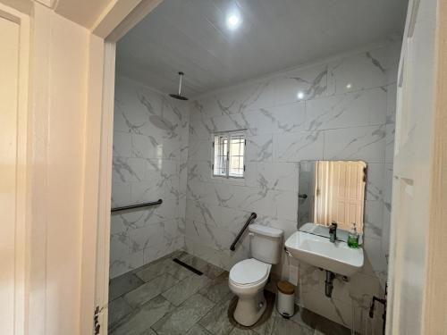Bois dʼOrangeStunning 4-Bed Villa in Gros Islet St Lucia的浴室配有白色卫生间和盥洗盆。