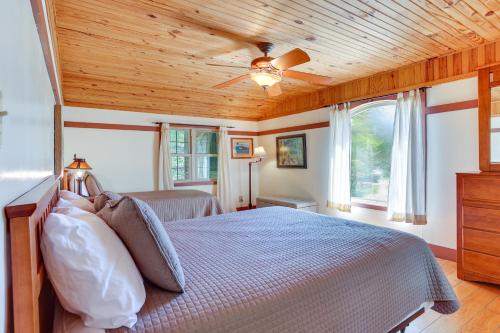 TaswellDreamy Indiana Cabin Rental with Shared Amenities!的一间卧室设有一张木天花板床。