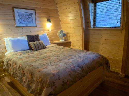 Oyster Bay奥尔斯特湾度假酒店的小木屋内一间卧室,配有一张床