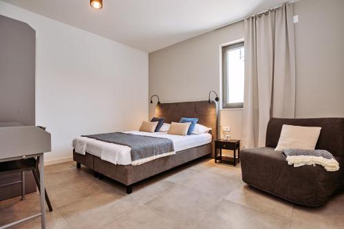 博扎瓦SOL luxury residence near the beach with shared heated pool的一间卧室配有一张床和一张沙发