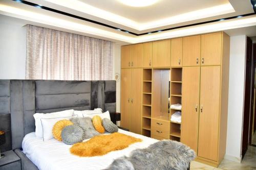 Stylish 3-bedroom condo with a Power-backup, Swimming pool and Gym客房内的一张或多张床位