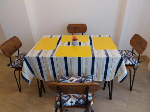 基多Departamento confortable en Quito的餐桌、椅子和条纹桌布