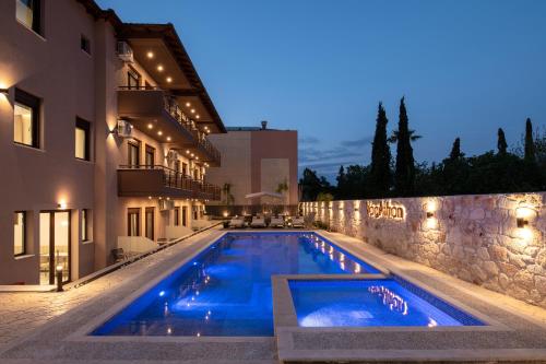 阿菲托斯VagAthan - Lux Holidays的一座房子后院的游泳池