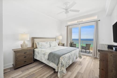 巴拿马城海滩Laketown Wharf #2011 by Nautical Properties的一间卧室配有一张床,享有海景