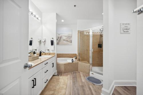 巴拿马城海滩Laketown Wharf #2011 by Nautical Properties的白色的浴室设有浴缸和淋浴。