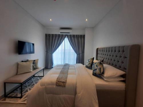 BawaleshiThe Signature Luxury suites CPG的一间卧室设有一张大床和一个窗户。