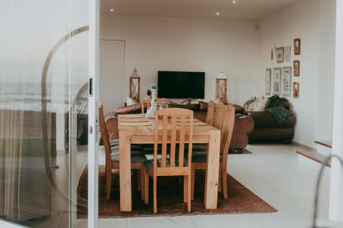 斯瓦科普蒙德Oceana View的客厅配有餐桌和椅子