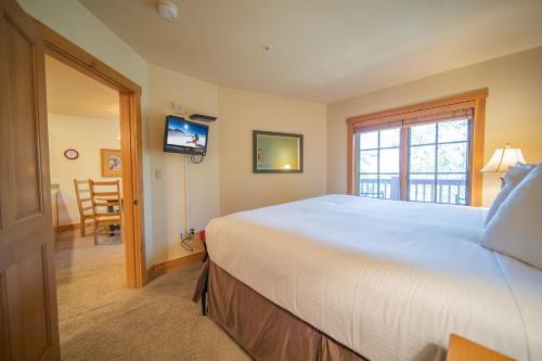 基斯通Expedition Station 8622的卧室设有一张白色大床和一扇窗户。