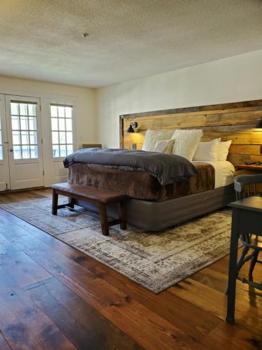 西多佛Farm Road Estate的一间卧室设有一张大床和一个木制床头板