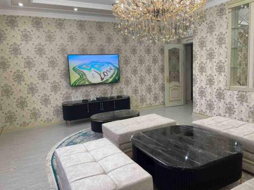 塔什干Luxury huge Apartment的带沙发和吊灯的客厅
