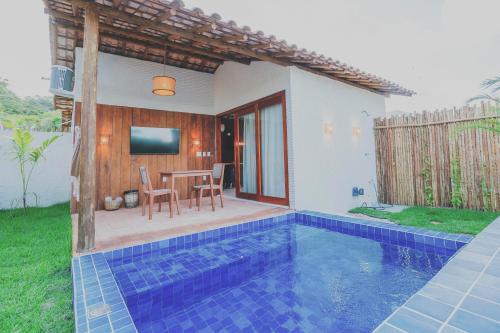 Coqueiro SêcoPousada Vilagoa的别墅 - 带游泳池、桌子和电视