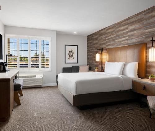 纳帕纳帕酒庄酒店的酒店客房设有一张大床和一张书桌。