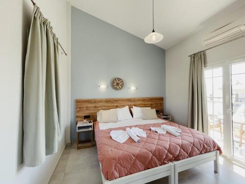 普拉塔尼亚斯米拉马尔公寓的一间卧室配有带毛巾的床