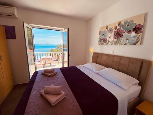 索布拉Guest House Ruža的一间卧室设有一张床,享有海景