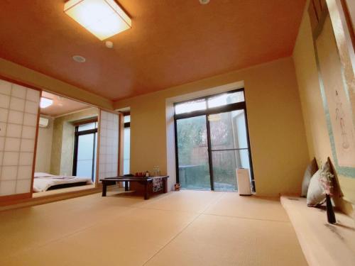 神户WASEIDOU ZEN - Vacation STAY 17260v的客厅设有大窗户和桌子
