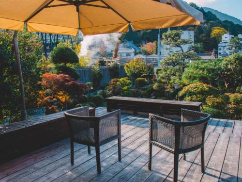 神户WASEIDOU ZEN - Vacation STAY 17260v的甲板上配有两把椅子、一张桌子和一把遮阳伞