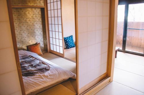 神户WASEIDOU ZEN - Vacation STAY 17184v的一间设有一张床和两面镜子的房间