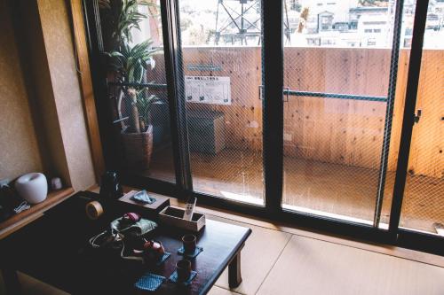 神户WASEIDOU ZEN - Vacation STAY 17184v的客厅配有桌子和窗户