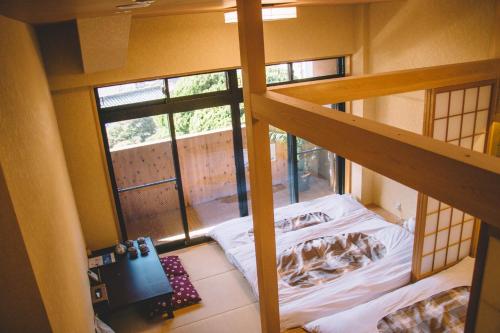 神户WASEIDOU ZEN - Vacation STAY 17216v的小房间设有床和楼梯