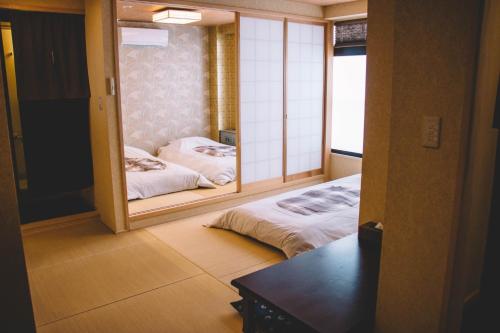 神户WASEIDOU ZEN - Vacation STAY 17230v的一间带镜子的卧室和一张床铺