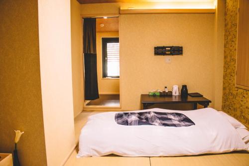 神户WASEIDOU ZEN - Vacation STAY 19522v的一间小卧室,配有一张床和一张桌子