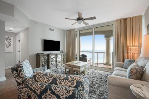 彭萨科拉海滩Portofino Island Resort & Spa 1-1402的带沙发和电视的客厅