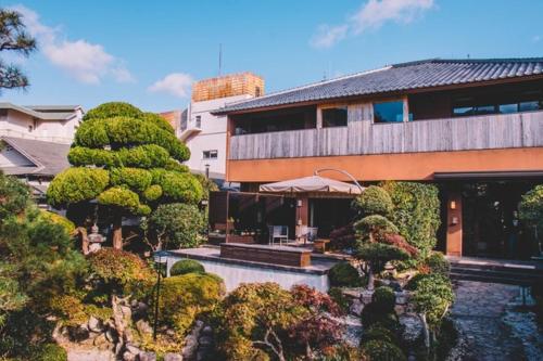神户WASEIDOU ZEN - Vacation STAY 19515v的一座房子,前面有一个花园,前面有棵树