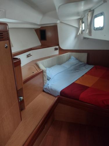 马尔扎梅米Private room on Sailing Yacht 'Victoire'的船后的小床