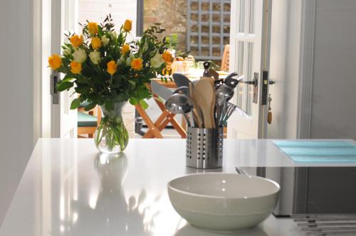 柯库布里Serendipity的花瓶上的桌子和碗