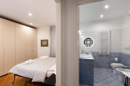 热那亚Casa mia a Nervi的一间卧室配有床、水槽和卫生间