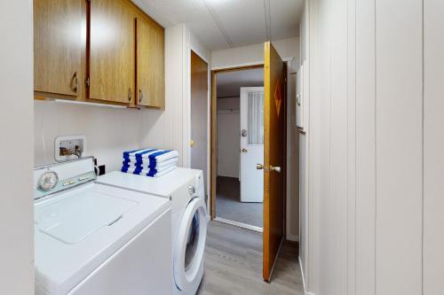 ChristinaLazy Dayz Cottage的洗衣房设有洗衣机和走廊