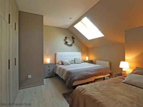 Gîte Occagnes, 3 pièces, 6 personnes - FR-1-497-181的一间卧室设有两张床和天窗