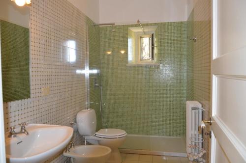 马斯卡卢恰Orlando, quadrupla con bagno privato的浴室配有卫生间、盥洗盆和淋浴。