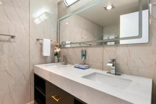 KelseyvilleKonocti Harbor Resort的一间带水槽和镜子的浴室